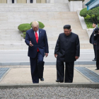 Kim Jong-un va acompanyar Trump a travessar la frontera nord-coreana, en un fet qualificat d’històric.