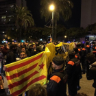 Un grupo formado por un centenar de personas cortó la Diagonal de Barcelona ante la sede del acto de la patronal Foment del Treball.