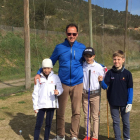 Toni Farreras y los pequeños jugadores del Raimat Golf Club.