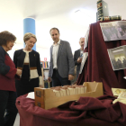 Vilallonga va visitar amb l’alcalde i la bibliotecària una mostra de material antic de l’equipament.