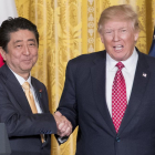 Donald Trump, amb el president japonès, Shinzo Abe, en les negociacions del TPP.