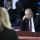 Vladímir Putin escucha la pregunta de una periodista en su comparecencia antes de las vacaciones.
