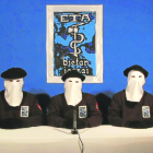 Membres d’ETA, en un comunicat, en imatge d’arxiu.