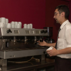 El dueño de un bar, trabajador autónomo, se dispone a preparar un café.
