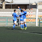 Alguns jugadors del Lleida Esportiu B celebren un dels gols de l’equip.