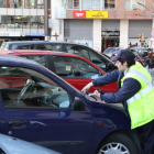 Una vigilante de zona azul imponiendo esta semana una multa a un vehículo.