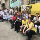 Leridanos movilizados para que las papeletas de la candidatura de Puigdemont llegaran a los votantes.