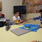 David Aguilar saluda al alcalde de La Seu, Albert Batalla, con su brazo hecho con piezas de Lego.