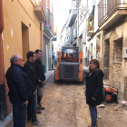 L’alcaldessa, Rosa Pujol, revisa les obres al carrer.