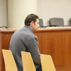 El acusado de maltratar y violar a su pareja, sentado al juicio en la Audiencia de Lleida. Imagen del 9 de enero de 2019