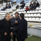 Toni Seligrat, entrenador del Sabadell, saluda a Gerard Albadalejo en una anterior visita al estadio.
