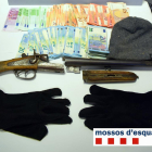 Imagen del dinero robado y la escopeta, pasamontañas y guantes que llevaba el atracador. 