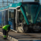 Imatge de l’estat en què va quedar el tramvia després del sinistre, ahir a Sant Adrià de Besòs.