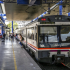 Viatgers al baixar ahir d’un tren de la sèrie 470 a l’estació de Lleida.