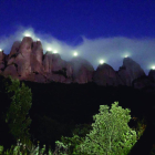 Un moment de l’encesa dels fanals als cims de Montserrat.