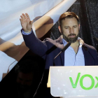El líder de Vox, Santiago Abascal, saluda els seguidors de la seua formació, ahir a Madrid.