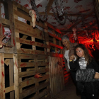 El barri del Secà de Sant Pere de Lleida va estrenar ahir el seu túnel del terror.