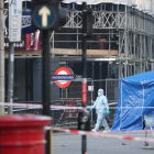 Los investigadores siguieron ayer con la labor de campo en Londres.