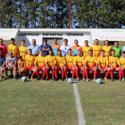 Foto d’equip del Térmens, que estrenava una nova equipació amb la senyera, abans de la disputa del partit.