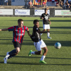 Un jugador del Tàrrega presiona a uno de la Rapitenca.