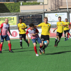 Un jugador del Balaguer y otro del Lleida B luchan por la posesión de un balón.