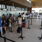 Viajeros en la terminal de Alguaire durante la primera jornada de los vuelos de verano a Ibiza y Menorca.
