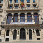 La paeria de Lleida cuelga una nueva pancarta en apoyo a las 'presas políticas y exiliadas'