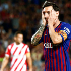 Leo Messi, que firmó el primer gol del partido, se pone las manos en la cabeza tras sufrir su equipo el primer revés de la temporada, en un partido en el que los azulgranas tuvieron que remar contracorriente.