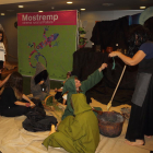 L’espai cultural La Lira de Tremp es va ‘vestir’ ahir de bruixa en la inauguració del festival Mostremp.