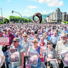 Miles de pensionistas en Bilbao, ayer, pidiendo pensiones dignas.