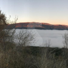 La niebla cubría ayer gran parte de la Vall d'Àger. En la imagen la sierra del Montsec al fondo.