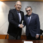 El alcalde de Leida, Àngel Ros, y el rector de la Universidad de Lleida, Roberto Fernández, han firmado este martes la cesión gratuita en la UdL de una finca municipal.