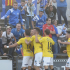 Els jugadors del Lleida celebren el gol de Juanto Ortuño amb els aficionats lleidatans que es van desplaçar fins a Olot.