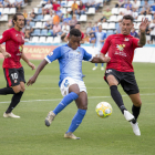 Joanet, que fue de nuevo el mejor del Lleida Esportiu, remata a portería en esta acción ante la oposición de un defensa de La Nucía.