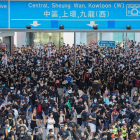 Manifestants entran en la sede del Parlamento de Hong Kong después de hacer caer la puerta