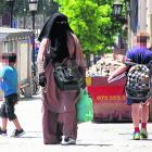 Una dona, amb vestimenta integral passejant per l'avinguda Blondel de Lleida