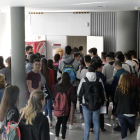 Alumnes a l’entrar en una aula al juny per afrontar la selectivitat a la UdL.