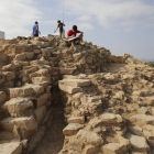 Arqueólogos trabajando ayer en el yacimiento del poblado de Gebut, datado entre los siglos III y I a.C. 