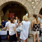 El estand de una editorial leridana en la feria y Lo Pau de Ponts (derecha), protagonista del acto de clausura. 