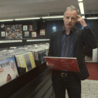El cantant d’Els Pets, Lluís Gavaldà, en una botiga de discos.