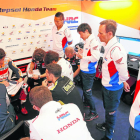 Todos los miembros del equipo rodean a Màrquez planificando la estrategia en la cronometrada.