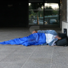 Imatge d'arxiu d'una persona dormint al carrer a Lleida