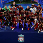 La plantilla del Liverpool, en el moment d’aixecar la sisena Champions, després de vèncer el Tottenham ahir al Wanda Metropolitano.