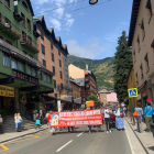 Protesta a Vielha pels preus de l’habitatge de lloguer - Veïns d’Aran van protestar ahir pels carrers de Vielha contra els elevats preus del lloguer dels habitatges, que s’atribueixen en bona part a la preferència dels propietaris per lloga ...