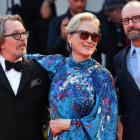Streep, escoltada por Gary Oldman (d.) y Steven Sodenbergh (izq.). 