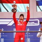 Charles Leclerc celebra la primera victòria en Fórmula 1 al podi de Spa-Franchorchamps amb Hamilton i Bottas.