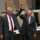 Miguel Díaz-Canel saluda junto a su antecesor, Raúl Castro.