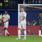 Los jugadores del Real Madrid, cabizbajos tras encajar el segundo gol del Villarreal.