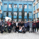 Foto de familia de los cerca de treinta alumnos de Bachillerato que visitaron el Parc Tecnològic. 