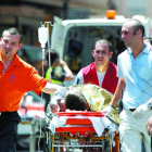 Els serveis sanitaris atenen un ferit en l’accident de metro de València, el juliol del 2006.